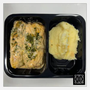 Vegetariški šviežių kopūstų balandėliai, patiekiami su sviestine bulvių koše