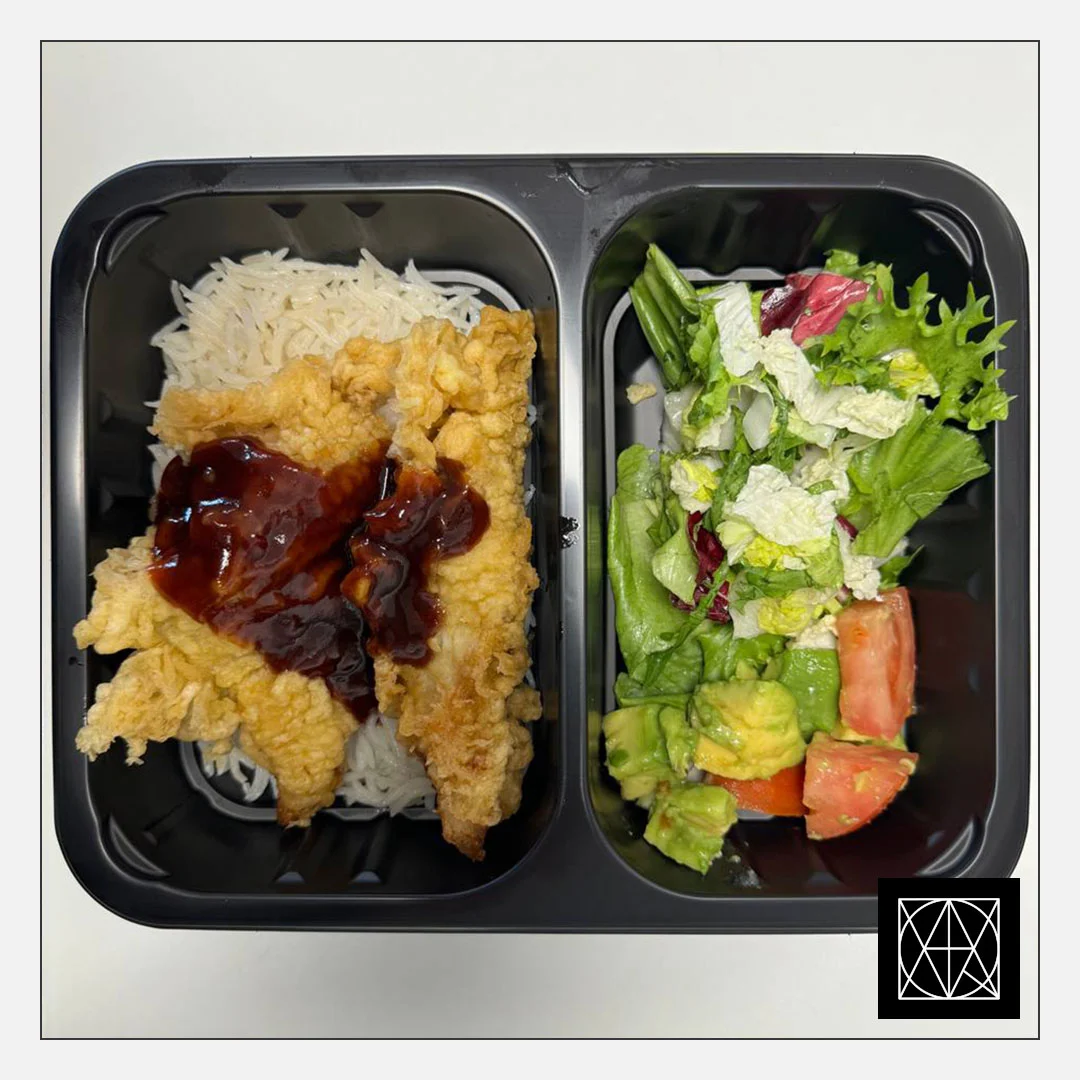 Vištiena tempura tešloje, pateikiama su laukiniais ryžiais, salotomis, pomidorų kapotiniu, avokadų salsa ir aštriu Chalapos paprikų-česnakų padažu