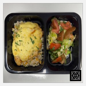 Vištiena, užkepta ananasais ir sūriu, pateikiama su kuskusu ir šviežiomis salotomis