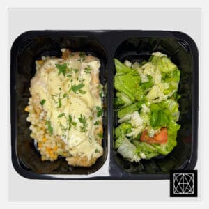 Vištienos filė, užkepta ananasais ir sūriu, pateikiama su spalvotu kuskusu ir šviežiomis salotomis