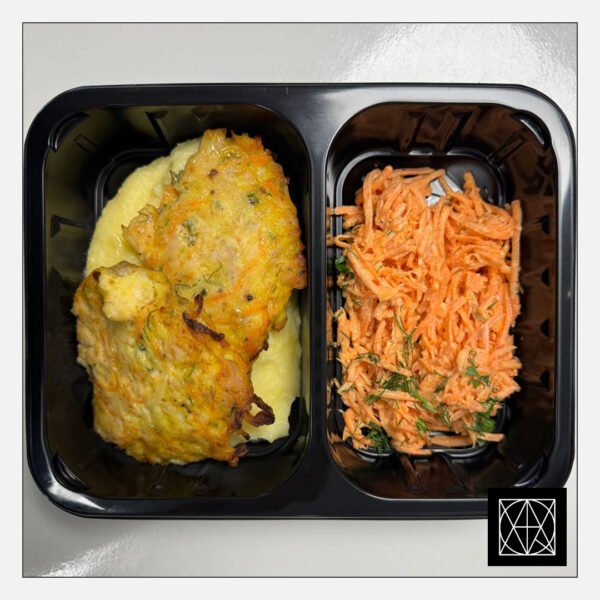 Vištienos kapotukai su morkomis ir svogūnais, pateikiami su sviestine bulvių koše ir morkų salotomis, gardintomis majonezu