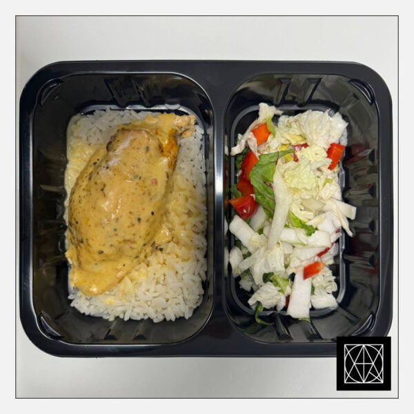 Vištienos krūtinėlė, įdaryta daržovėmis, su kreminiu padažu, pateikiama su basmati ryžiais ir šviežiomis salotomis