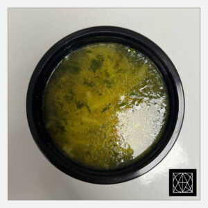 Vištienos sultinys su daržovėmis ir makaronais, gardintas pavasariniais krapais