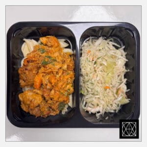 Vištienos troškinys „Tikka masala“, pateikiamas su makaronais ir šviežių kopūstų salotomis, gardintomis krapais