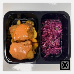 „Fish and chips“ – žuvis tešloje su gruzdintomis bulvytėmis, žuvies padažu ir mėlynųjų kopūstų salotomis, gardintomis žirneliais ir majonezu