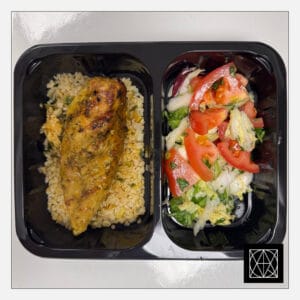 Grill vištienos krūtinėlė, pateikiama su bulguro rizotu ir šviežiomis salotomis