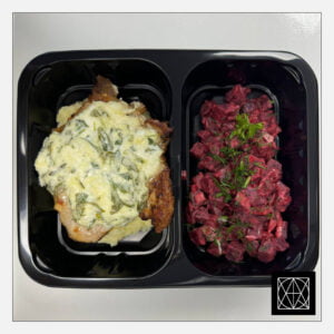 Kiaulienos nugarinė, užkepta feta ir gražgarstėmis, pateikiama su sviestine bulvių koše ir burokėlių salotomis, gardintomis majonezu