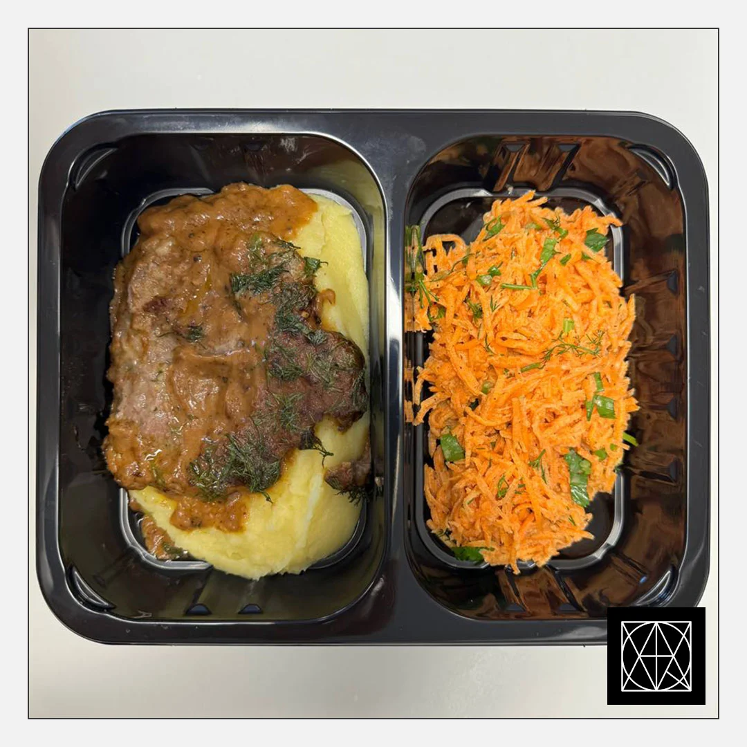 Kiaulienos sprandinės kepsnys su pipiriniu padažu, pateikiamas su bulvių koše ir morkų salotomis, gardintomis česnaku ir majonezu