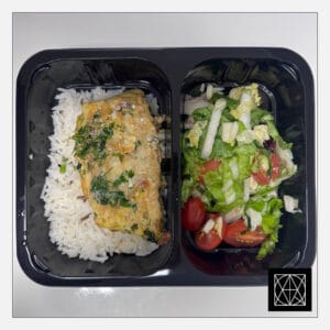 Ledjūrio menkė, gardinta česnakiniu sviestu ir žalumynais, pateikiama su laukiniais ryžiais ir šviežiomis salotomis