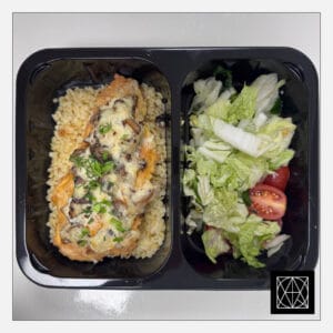 Menkė, užkepta grybais ir sūriu, pateikiama su bulguru ir šviežiomis salotomis