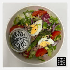 Nicos salotos su konservuotu tunu, šalotiniais svogūnais, pomidorais, kiaušiniu, smidrais ir šalto spaudimo alyvuogių aliejumi