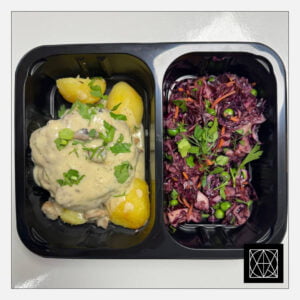 Solsberio jautienos maltinukas su pievagrybių padažu, pateikiamas su keptomis bulvėmis, gardintomis kmynais ir mėlynųjų kopūstų salotomis, gardintomis žirneliais ir majonezu