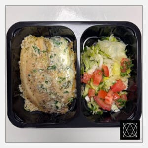 Tilapija su česnakiniu žolelių sviestu, pateikiama su bulguru ir šviežiomis salotomis