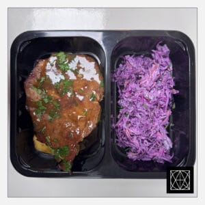 Grill kiaulienos sprandinė, pateikiama su keptomis bulvėmis ir „Coleslaw“ salotomis