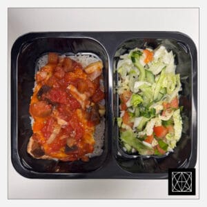 Hoki filė, skaninta pomidorų-baklažanų kaponata, pateikiama su ryžiais ir šviežiomis salotomis