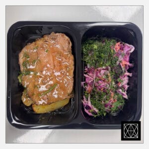 Kiaulienos sprandinė, pateikiama su keptomis bulvėmis ir „Coleslaw“ salotomis