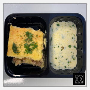 Piemenėlių pyragas, pateikiamas su sviesto-grietinės padažu