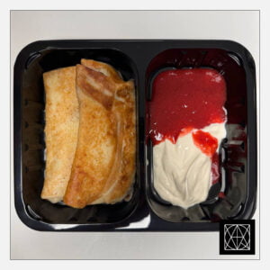 Lietiniai blynai su bananais ir varške, pateikiami su trintomis braškėmis ir grietine