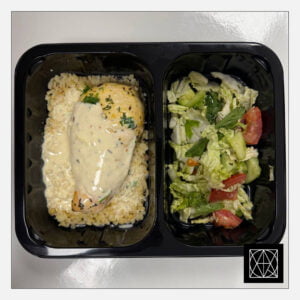 Grill vištienos krūtinėlė su sūrio padažu, pateikiama su bulguru ir šviežiomis salotomis