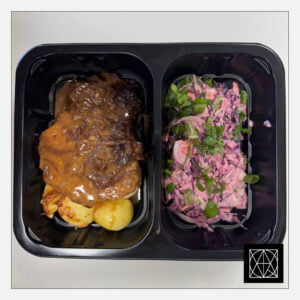 Kiaulienos sprandinė su karamelizuotais svogūnais, pateikiama su keptomis bulvėmis ir „Coleslaw“ salotomis