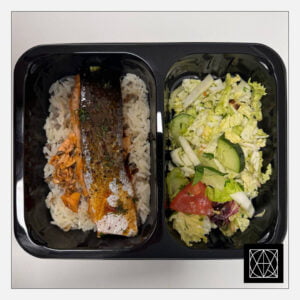 Lašišos filė kepsnys su teriyaki glazūra, pateikiamas su laukiniais ryžiais ir šviežiomis salotomis