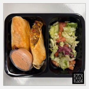 Tortilija su plėšyta jautiena, gardinta meksikietiškais pipirais, mocarela, paprika, cukinija, svogūnais, pateikiama su saldžiai aštriu padažu ir šviežiomis salotomis