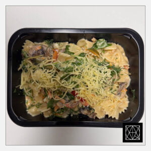 Makaronai „farfalle“ su pievagrybiais, daržovėmis, špinatais, grietinėlės padažu ir sūriu