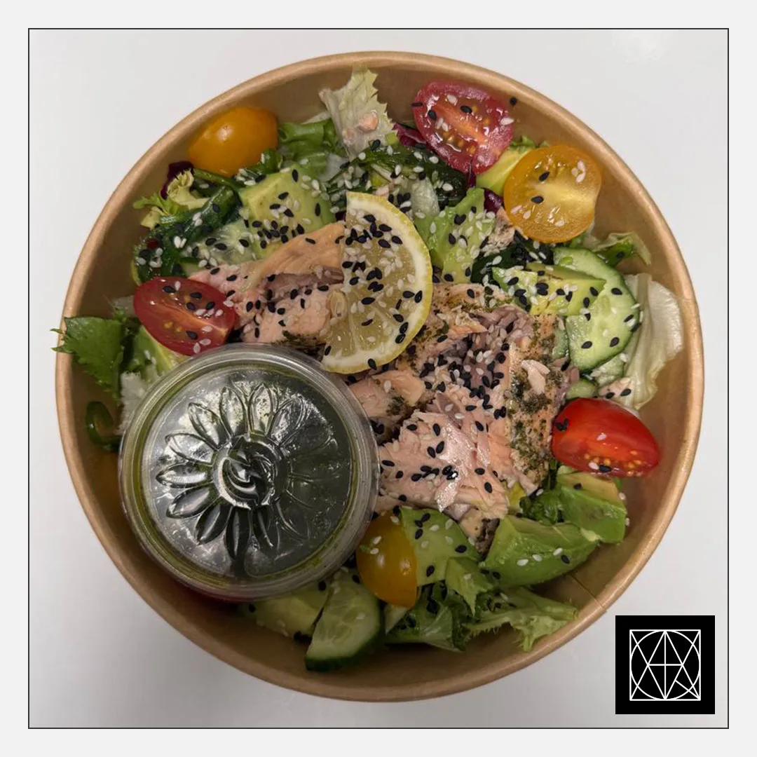 Salotos su kepta lašiša, agurkais, Wakame jūros dumbliais, avokadu, citrinos skiltele ir žaliuoju padažu