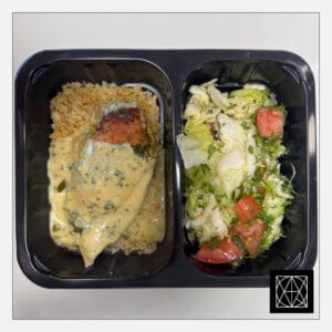 Vištienos krūtinėlė, įdaryta daržovėmis ir sūriu, pateikiama su bulguru ir šviežiomis salotomis