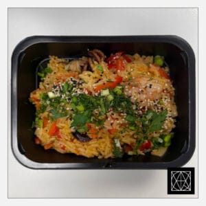 WOK ryžiai su jūros gėrybėmis, paprikomis, wok daržovėmis, kepintais sezamais, svogūnų laiškais ir saldžiarūgščiu padažu