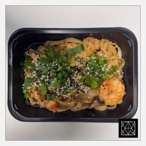 WOK su jūros gėrybėmis, ryžiais, paprikomis, wok daržovėmis, kepintais sezamais, svogūnų laiškais ir saldžiarūgščiu padažu