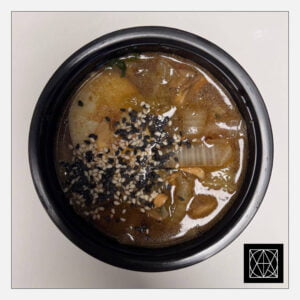 „Ramen/amen“ krevečių sultinys su vištiena, kiaušininiais makaronais, keptomis daržovėmis, šutintu kininiu kopūstu, marinuotu kiaušiniu, papuoštas kepintais sezamais ir svogūnų laiškais