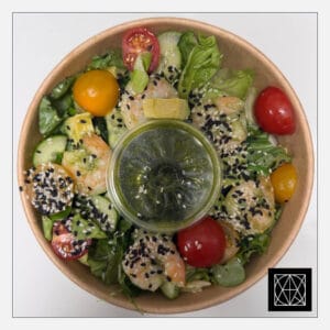 Gaivios avokadų salotos su krevetėmis, Wakame jūros dumbliais, avokadu, ir vyšniniais pomidorais, pagardintos žaliuoju pesto padažu