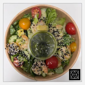 Gaivios avokadų salotos su krevetėmis, Wakame jūros dumbliais, avokadu, ir vyšniniais pomidorais, pagardintos žaliuoju pesto padažu