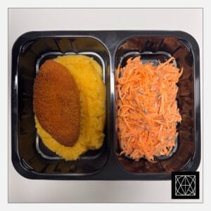 Kijevo kotletas, pateikiamas su bulvių-moliūgų koše ir morkų salotomis, gardintomis naminiu majonezu ir saulėgrąžomis