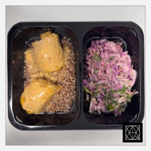 Vištienos kumpeliai su saldžiai aštriu padažu, pateikiami su grikiais ir „Coleslaw“ salotomis