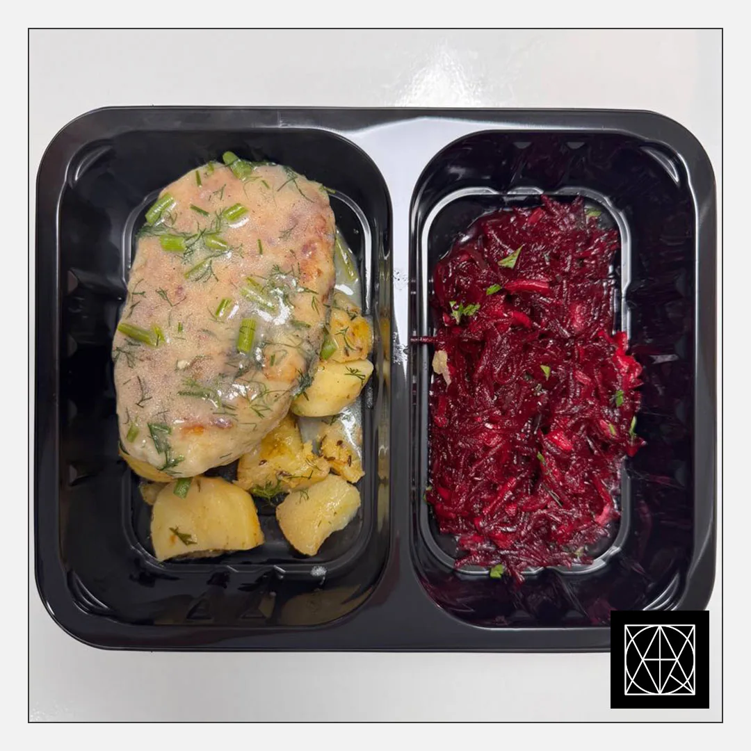 Žuvies kotletas, pateikiamas su keptomis bulvėmis ir burokėlių salotomis