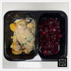 Žuvies kotletas, pateikiamas su keptomis bulvėmis ir burokėlių salotomis