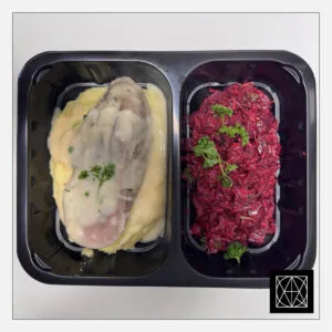 Jautienos liežuvis su krienų padažu, pateikiamas su sviestine bulvių koše ir burokėlių salotomis, gardintomis majonezu