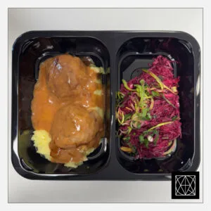 Kiaulienos kukuliai, pateikiami su sviestine bulvių koše ir burokėlių salotomis, gardintomis majonezu