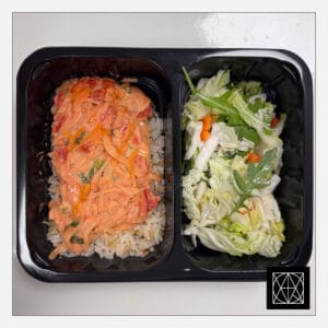 Menkė kaimiškai (su pomidorais ir svogūnais), pateikiama su laukiniais ryžiais ir šviežiomis salotomis