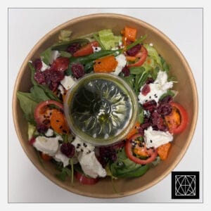 Salotos su keptu moliūgu, ožkos sūriu ir vyšniniais pomidorais, pagardintos džiovintomis spanguolėmis ir žolelių pesto padažu