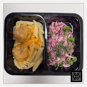 Švediški jautienos-kiaulienos kukuliai, pateikiami su makaronais ir „Coleslaw“ salotomis
