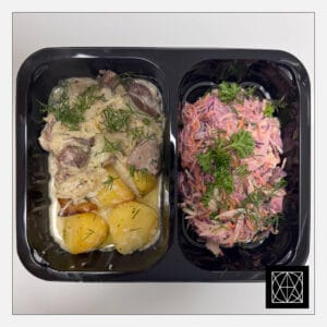 Troškintos vištienos kepenėlės grietinėlės-svogūnų padaže, pateikiamos su keptomis bulvėmis ir „Coleslaw“ salotomis