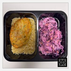Kapotos kalakutienos kepsnys, pateikiamas su bulguro rizotu ir „Coleslaw“ salotomis