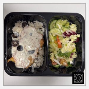 Ledjūrio menkė su alyvuogių tapenada, pateikiama su laukiniais ryžiais ir šviežiomis salotomis