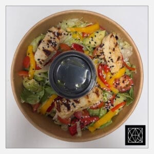 Salotos su keptu tofu sūriu, avokadu, pomidorais ir žaliuoju pesto padažu