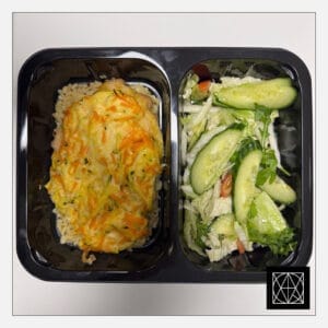 Vištiena užkepta morkomis ir cukinija, pateikiama su bulguro rizotu ir šviežiomis salotomis