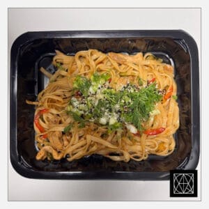 WOK makaronai su vištiena, cukinija, paprikomis, gardinta sezamais, svogūnų laiškais ir teriyaki padažu