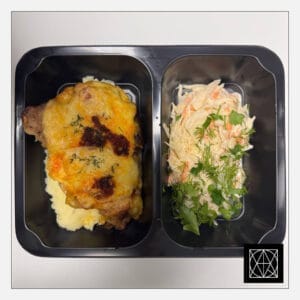 Kiaulienos sprandinė, užkepta čoriso dešra ir sūriu, pateikiama su bulvių koše ir šviežių kopūstų salotomis, gardintomis majonezu